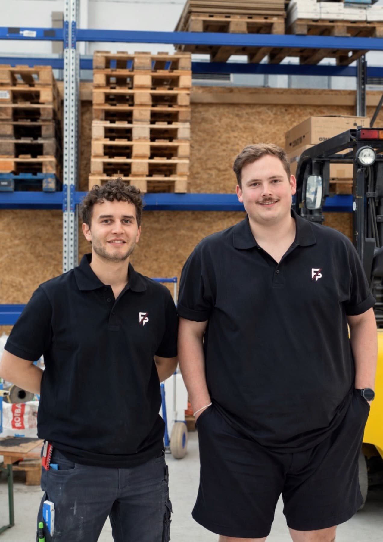 Zwei Kollegen der Foor Projekt & Ausbau GmbH im Lager in Ratingen